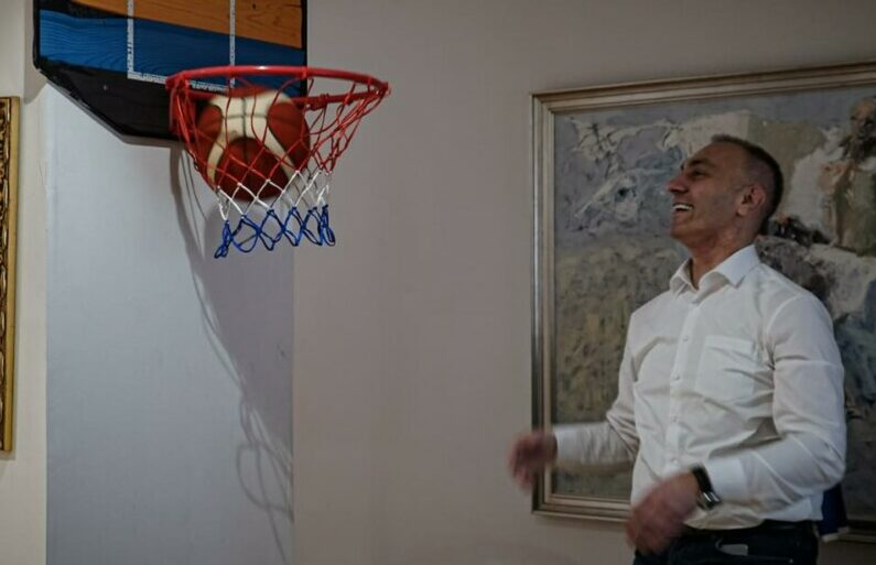 „Што е чудно што си игравме во канцеларија?“: Груби вели дека има „хистерични реакции за сѐ и сешто“