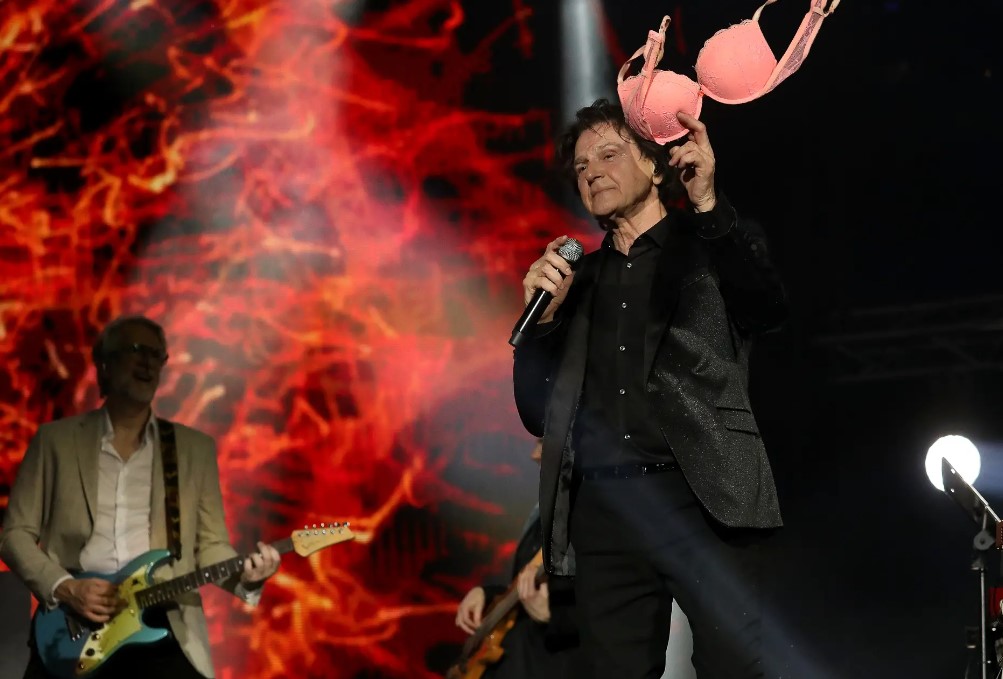 Здравко Чолиќ сеуште е шармер – На концерт си доби градници (Фото)