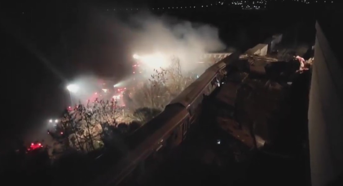 СТРАШНО ! 32 лица загинаа, над 80 се повредени во железничка несреќа во Грција (ВИДЕО+ФОТО)