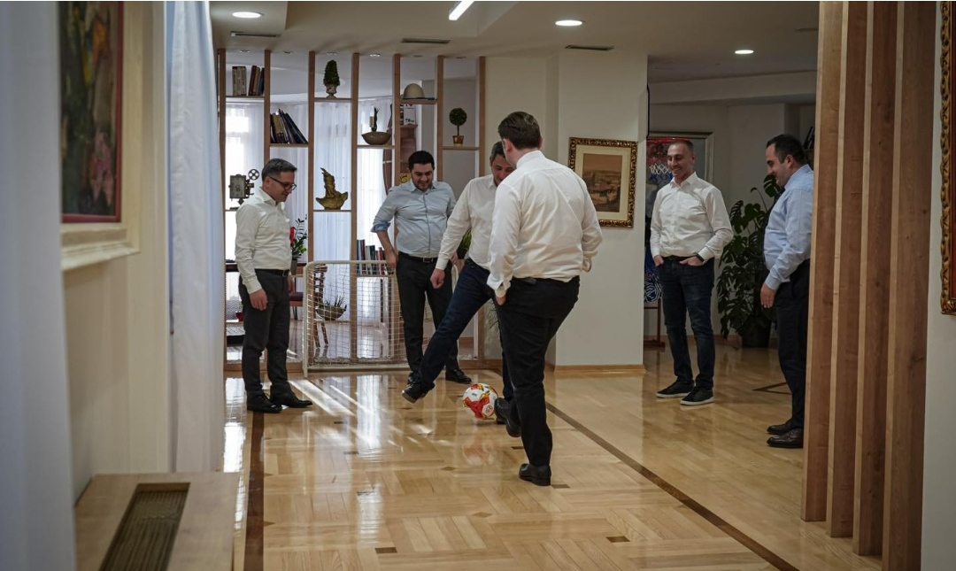 „Што е чудно што си игравме во канцеларија?“: Груби вели дека има „хистерични реакции за сѐ и сешто“