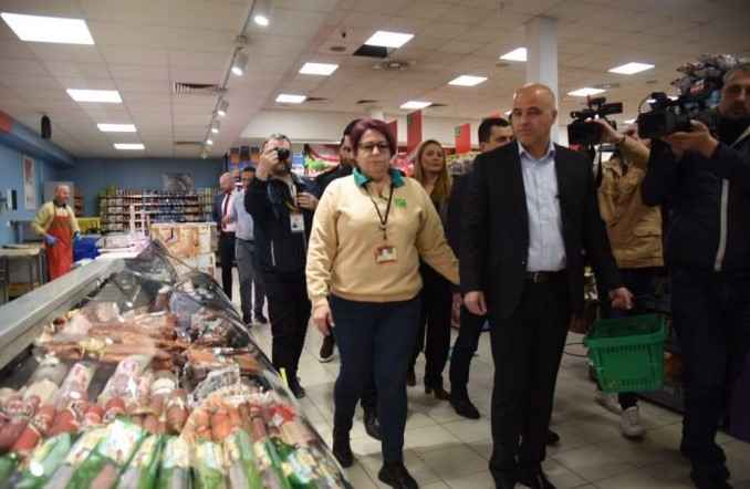 Со 3 денари намалување на цените, лекови не се купуваат! – Пензионерка му го „плесна“ на Ковачевски кој се сликаше со артикли во маркет