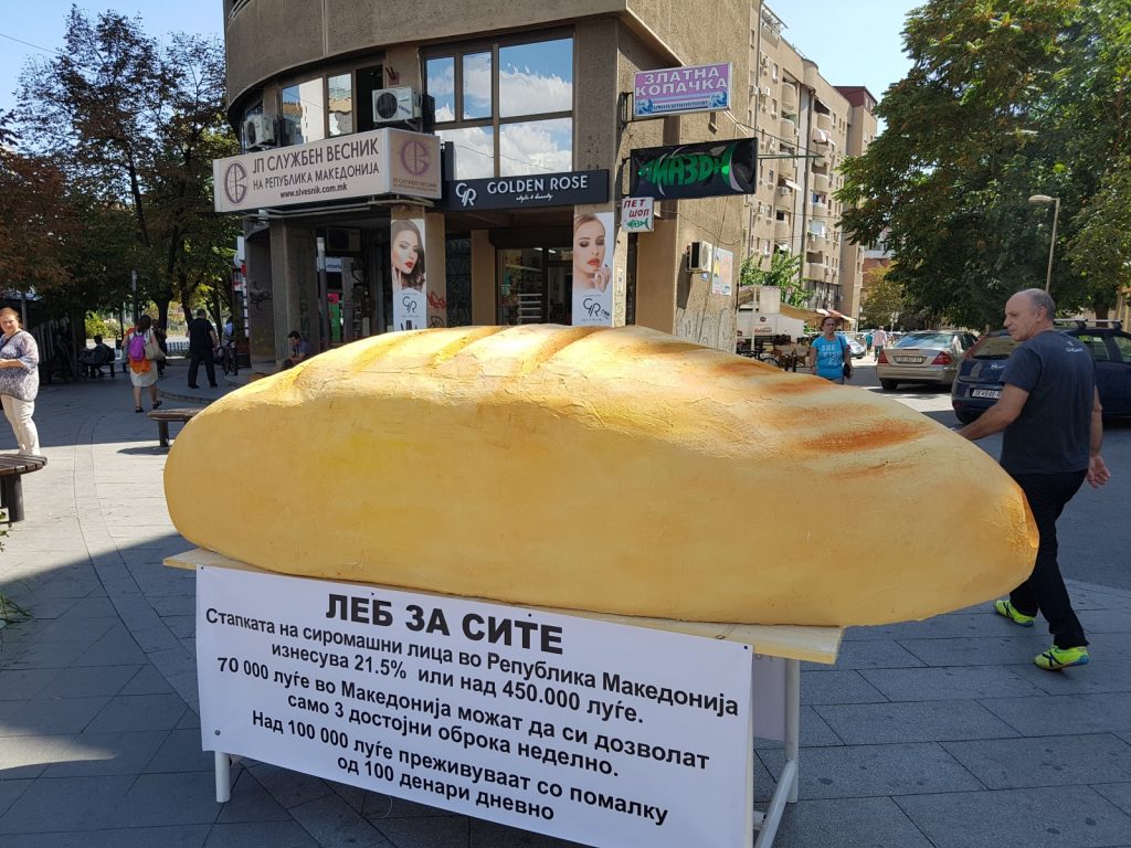 ФОТО спомен: Шарен уметнички леб за сите – во спомен на борците во шарената револуција кои сркнаа чорбиче за пеевче и тие кои се без леб