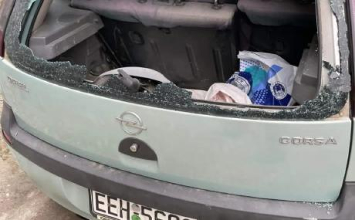 СКАНДАЛ – Нападнат македонскиот свештеник Царкњас во Грција – го блокирале со две возила, па му го искршиле автомобилот