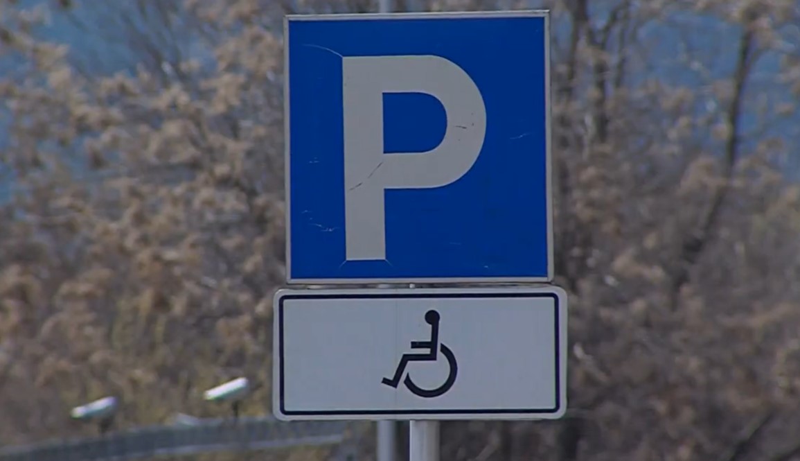 Каква глупост ! – Велешанка со инвалидност казнета на паркинг во Скопје