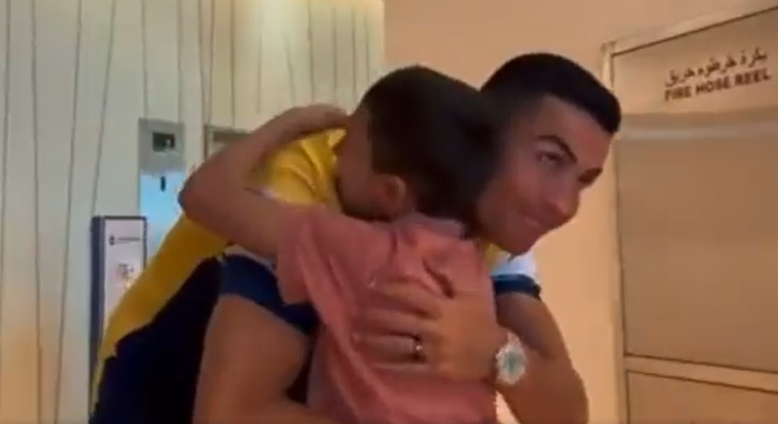 Роналдо го исполни сонот на момче спасено од урнатините во Сирија (ВИДЕО)