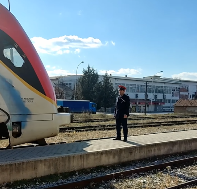 Последен работен воз за Слободан кој заминува во пензија – Возот грмеше во негова чест (ВИДЕО)