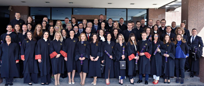 Децата на обвинителите и судиите скришум од јавноста си ги делеа дипломите