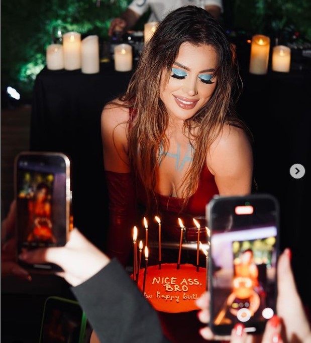 Стојанова го потресе Инстаграм со фотките од роденден – Црвен латекс на никого не му стоел подобро (Фото)