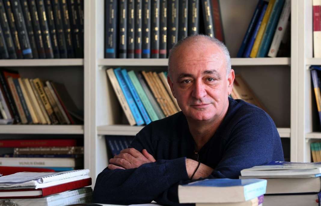 Венко Андоновски: Кои сте бре вие, на разни положенија што си играте билијард со тестисите додека чекате плата ?