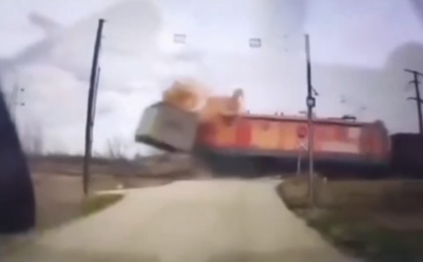 ВИДЕО: Воз налета на камион на железнички премин во Србија, снимен е страотниот удар