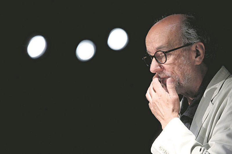 ,,Сè ќе запустите. Сè на своја рака, со првиот ветар, како муви без глава. Мислите сè што лета се јаде. Европа ве бара! И се прди на Европа за вас…“