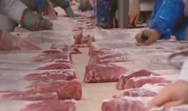 УЦЕНИ ОД МЕСАРИТЕ ПРЕД ПРАЗНИЦИ: Мора да купите половина главче или дропчиња за да добиете јагнешко месо за Велигден