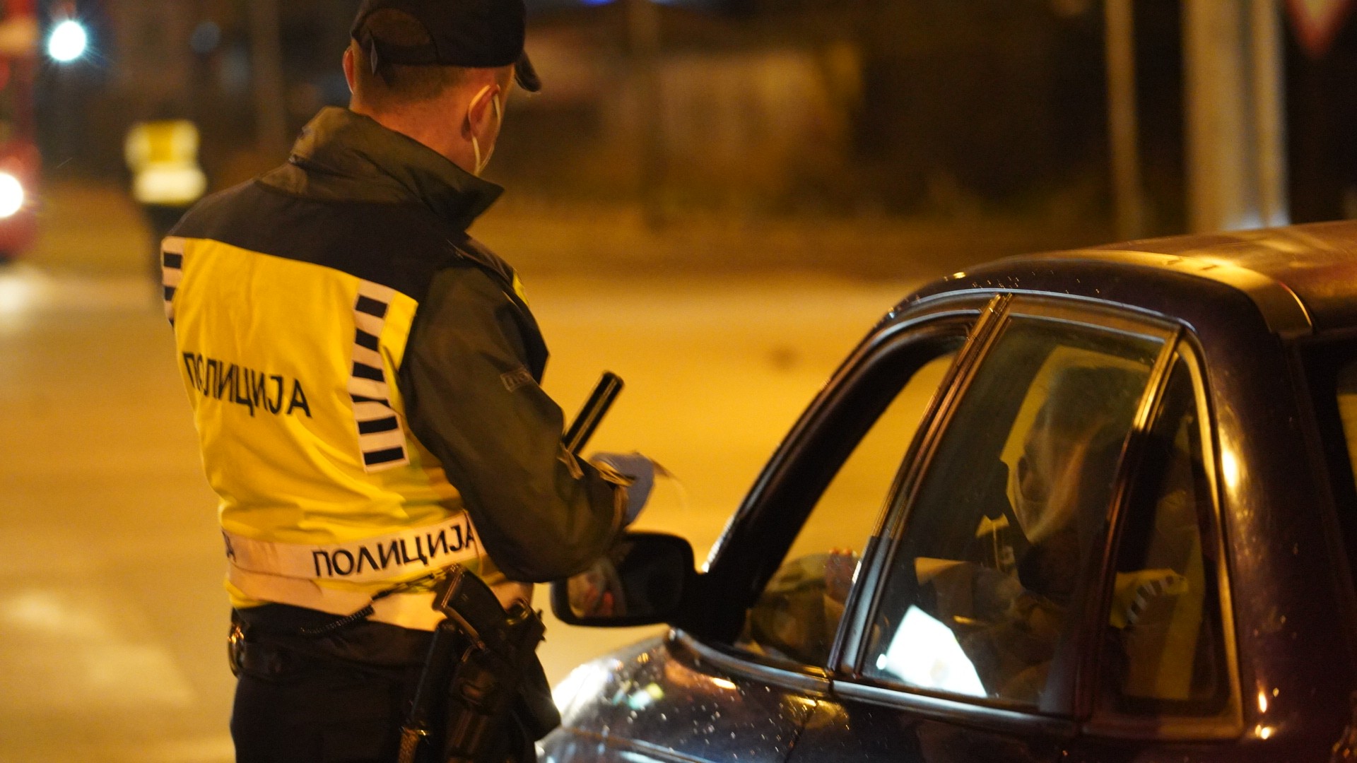 18 годишник истепал ДВАЈЦА ПОЛИЦАЈЦИ во Сарај!