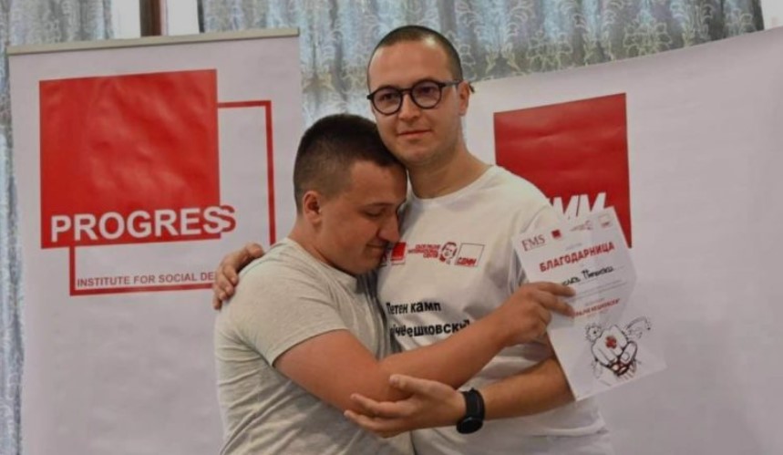 ,,Го стави својот живот на тацна за слобода. Гинеше за сите нас и нашата иднина – ДО СМРТ СО ЗОРАН ЗАЕВ!“