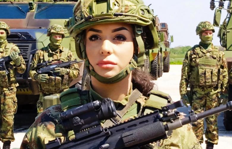 Убавицата која ги засени сите војници на воената смотра во Батајница (Фото)