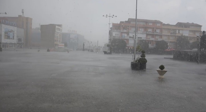 ПОПОВСКИ НАЈАВИ ГОЛЕМО НЕВРЕМЕ И ОПАСНОСТ ОД ПОПЛАВИ И ЛИЗГАЊЕ НА ЗЕМЈИШТЕТО НА БАЛКАНОТ!