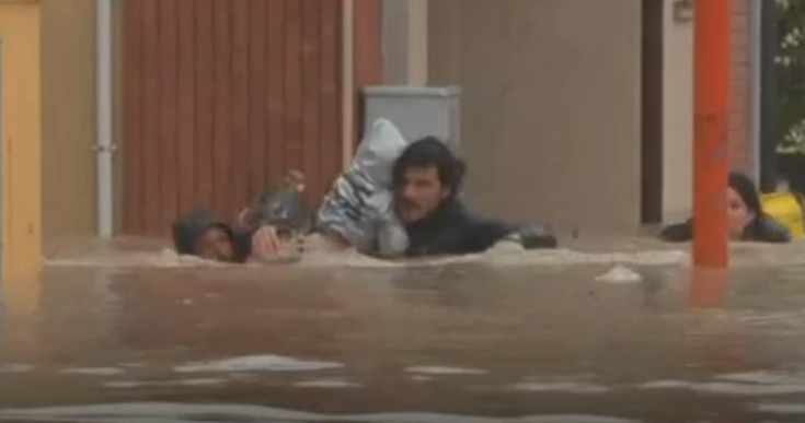 (ВИДЕО) Србин спаси бебе oд поплавите во Италија