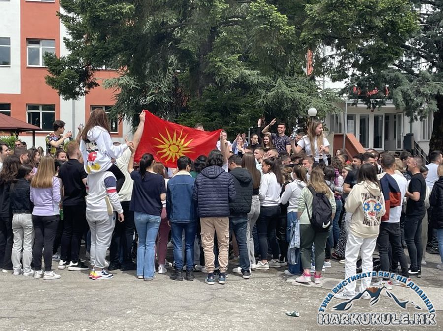Како славеа матурантите од Прилеп – Песна, оро, знамиња… (ВИДЕО)
