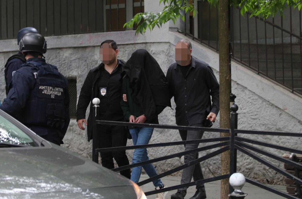 (Фото) Ова е ученикот кој пукаше на своите соученици во Белград: Еве како го изнесуваат по крвавиот инцидент