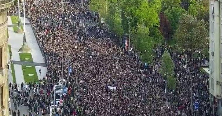 50 ИЛЈАДИ НА МАСОВЕН ПРОТЕСТ ВО БЕЛГРАД – Се бара затворање на медиумите кои промовираат омраза (ВИДЕО)