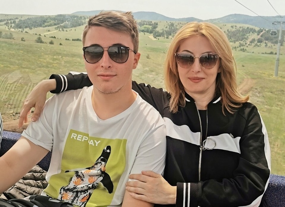 Мајката на Скопје се пофали со синот матурант (Фото)