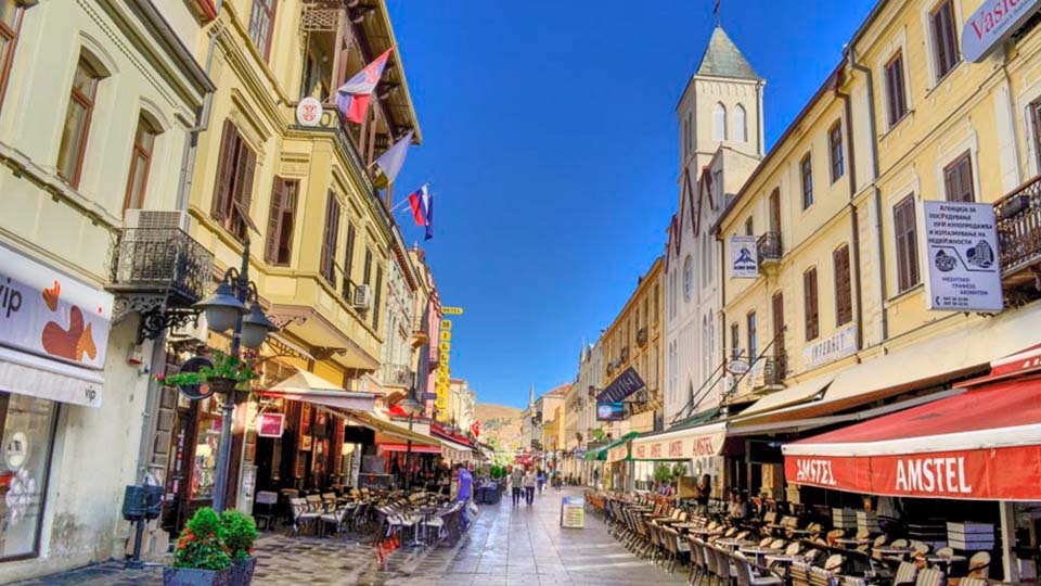 Менаџер на битолски локал распали по родителите: Опулете си ги децата оти сѐ од 2002 г. па наваму си е*а мајката!