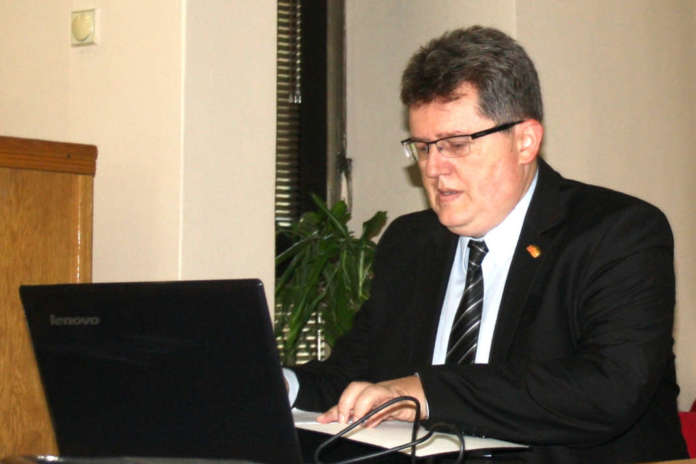 Проф. Светозаревиќ ИМ ОДРЖА ЛЕКЦИЈА ПО МАКЕДОНСКИ и ИСТОРИЈА на бугарски новинари во Албанија