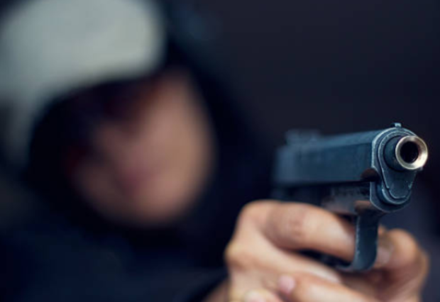 ,,Снимите уште некоја моронска серија каде криминалците се витези, малку се Јужни ветар и Клан…”