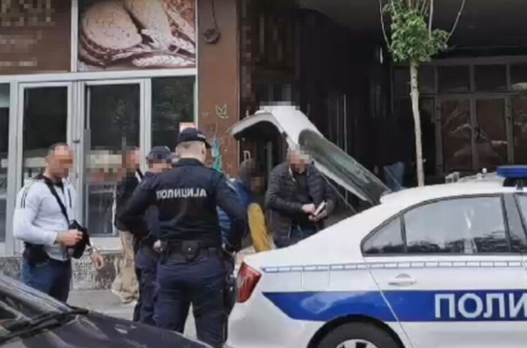 Први слики од апсењето на таткото на малолетникот убиец – со маска и капа изваден од зградата во која живее