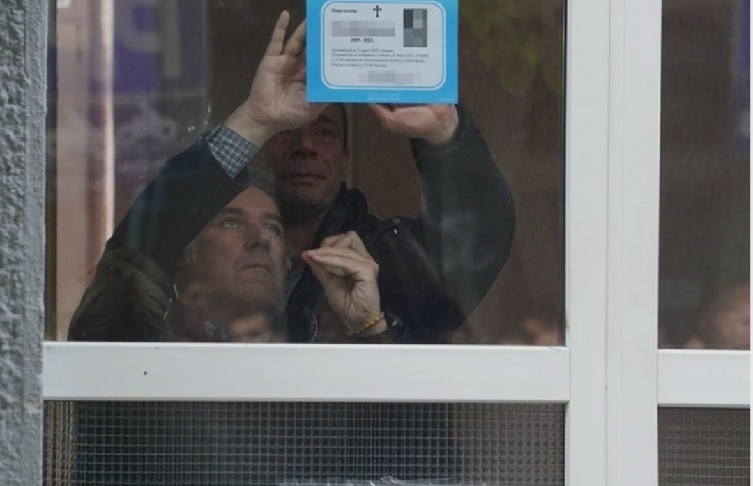 Потресни слики: Одбојкарот Кобиљски го залепи некрологот за убиената ќерка на вратата од училиштето