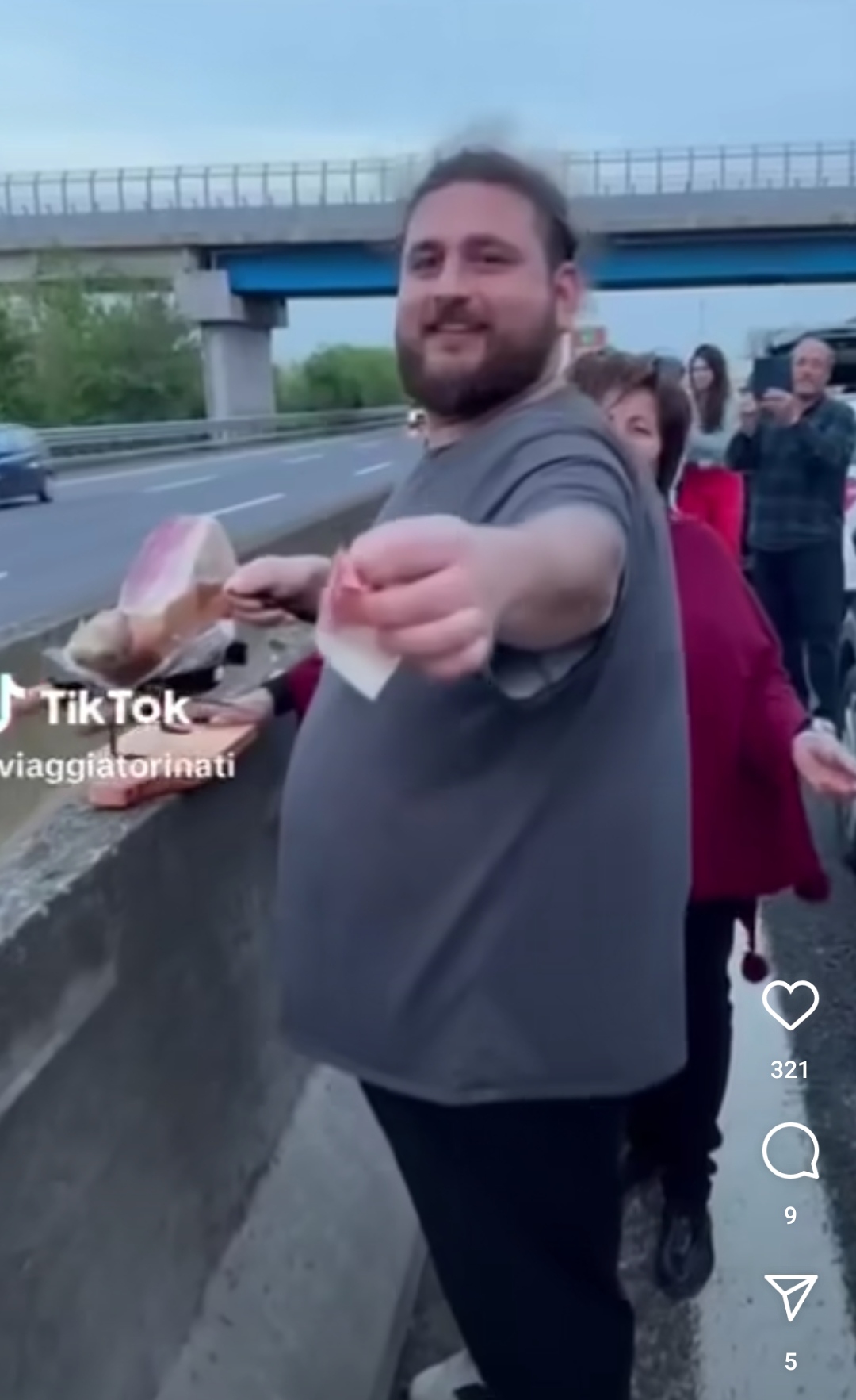 Само во Италија: Млад човек сече пршута и им ја дава на луѓе заглавени во колона на автопат