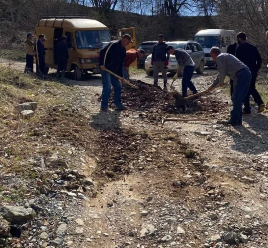 Македонците во албанско Стеблево-Клење сами го поправија патот и ги поканија политичарите: „Може да дојдат за глас“