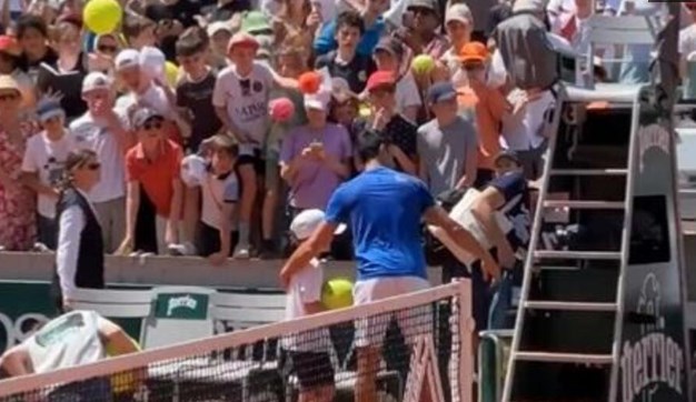 Ноле го прекина тренингот и му помогна на дете на кое му се слоши (Видео)