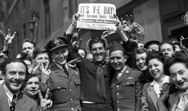 Првата вест за предавањето: „Безусловно предавање на сите борбени германски трупи“ – во Рим ѕвонеа големите ѕвона, славеше Европа…