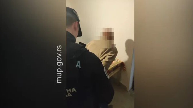 Маж се заканувал со нов масакр во Србија: Погледнете како полицијата го приведе (ВИДЕО)