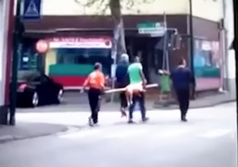 Германците ќе се онесвестат – Прасе на ражен носат балканци по улица (Видео)