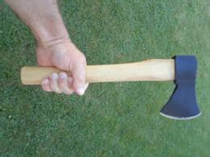 „Дај ги парите или ќе те убијам“: 16-годишно момче од Мралино со секира крадело во обложувалница