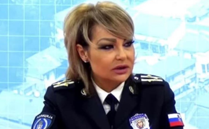 Полициска шефица од Србија на телевизија во свечена униформа, со наопаку зашиено знаме и еполети го изеде реметот (Фото)