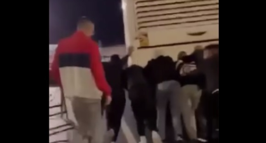 Ученици од Македонија туркаат автобус на екскурзија за да тргне (Видео)