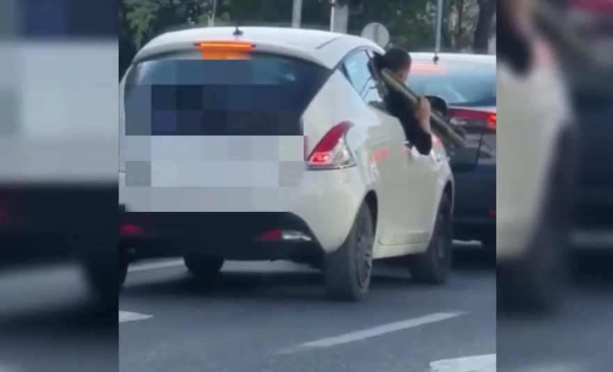 Забегана работа: Момче извади ракетен фрлач пред полициска станица во Задар (Видео)