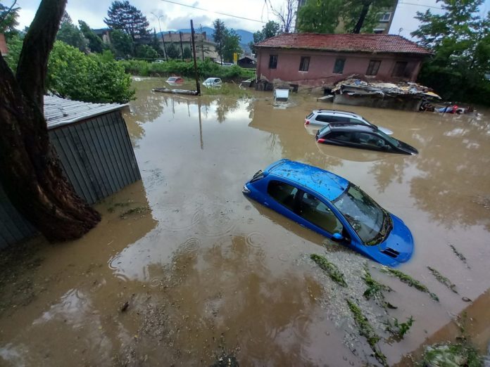 Катаклизмични сцени од Делчево: Градот го погоди страшно невреме, водата носеше автомобили и корнеше улици (ФОТО)