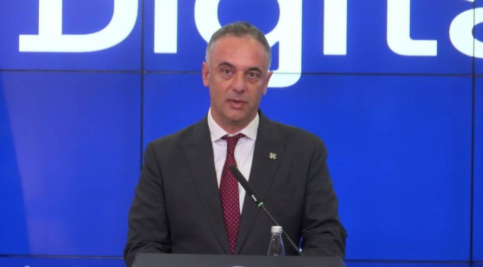 Не по врат, по тил! – АЛИУ: Мојот шеф на кабинет не ми е мене зет, туку е зет во семејството