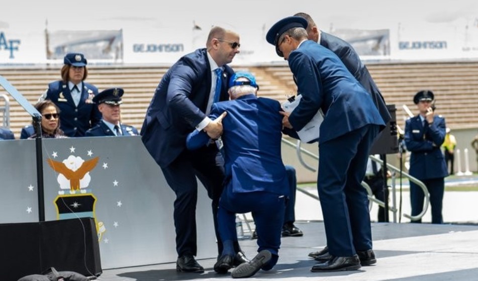 (ВИДЕО) БАЈДЕН ПАДНА НА СЦЕНАТА – И доделувањето дипломи го изморува