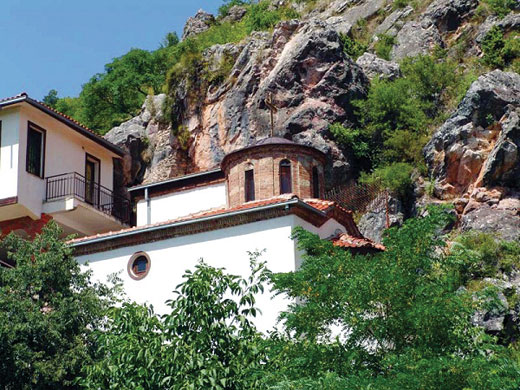 Лековитата вода од пештерската црква „Св. Еразмо Охридски“ (Видео)