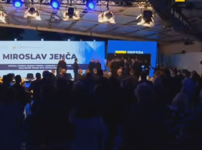 Инцидент на Преспа Форумот – видео бим падна врз модераторката (Видео)