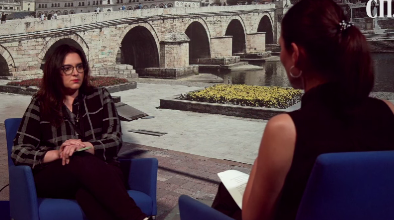 (Видео) Потресно сведоштво на мајка: Деца вршеле сексуално насилство врз соученичка ПРВООДДЕЛЕНКА, насилно ја допирале – Никој не реагирал!