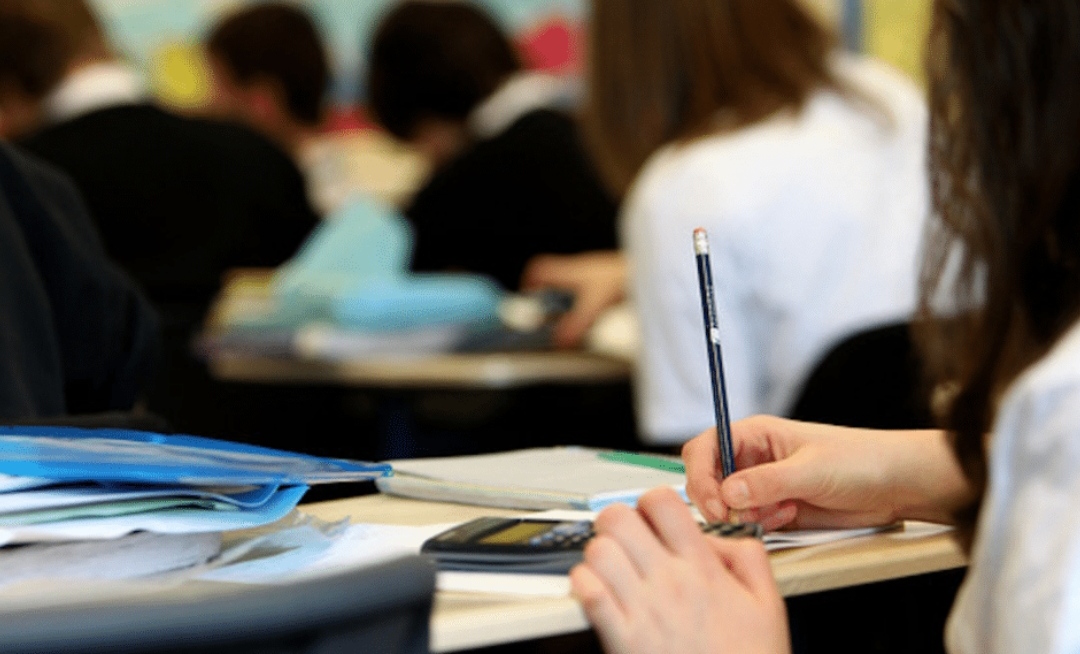 ПРОБИЕНИ матурските тестови по англиски: Матураните си ги разменуваат одговорите во ВИБЕР група