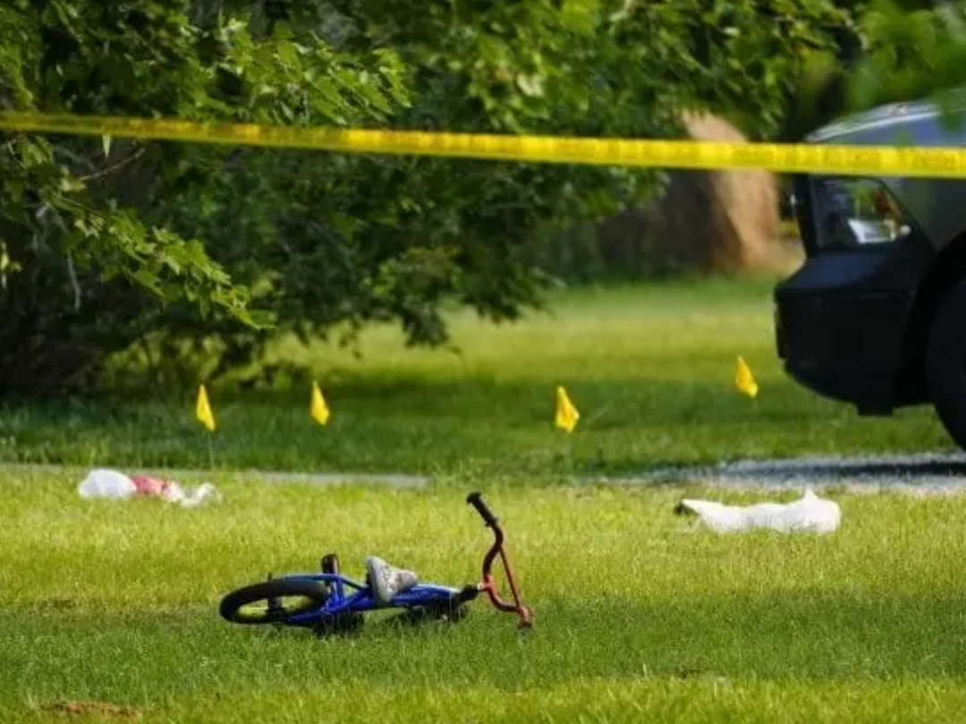 Двогодишно дете ја застрела бремената мајка