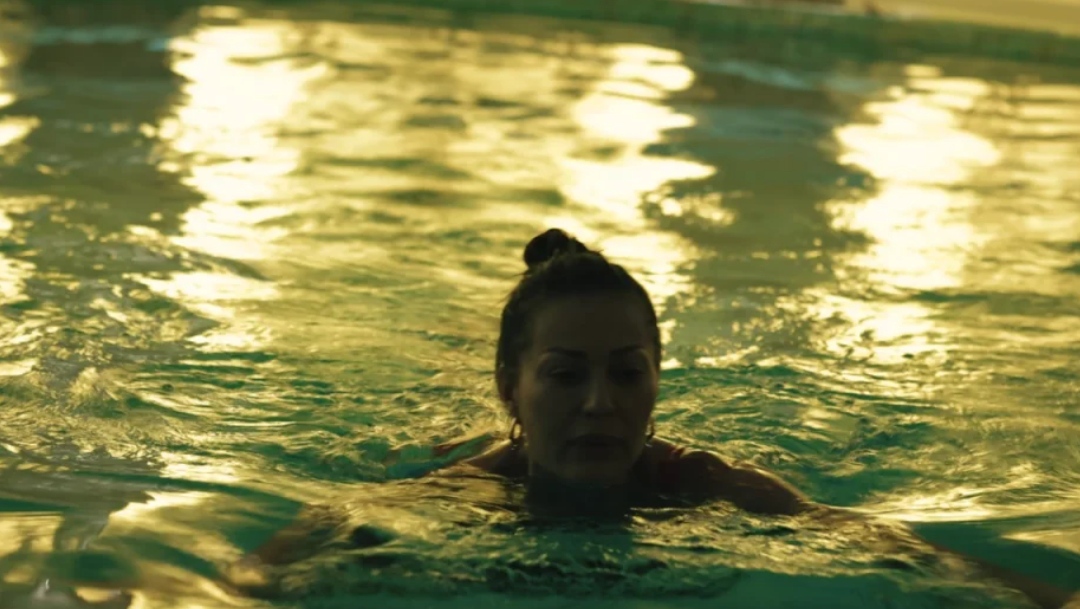 Цеца во базен по дома во едноделен црвен костим за капење – ни оддалеку „не е за фрлање“! (ФОТО)