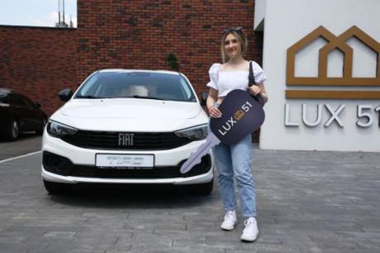 Maкедонската победничка на „Ѕвездите на Гранд“ седна во новиот автомобил (ФОТО)